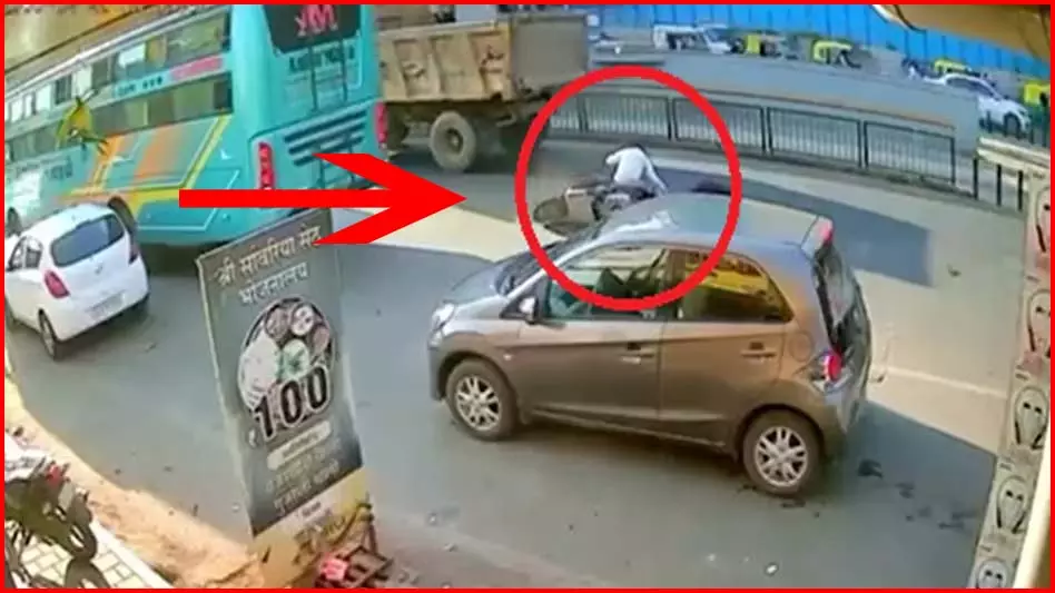 LIVE मंजर...डंपर का टायर महिला के सिर के ऊपर से गुजरा LIVE मंजर...डंपर का टायर महिला के सिर के ऊपर से गुजरा