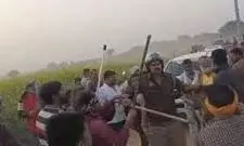 Fatehpur: भ्रष्टाचार जांच के दौरान बवाल Fatehpur: भ्रष्टाचार जांच के दौरान बवाल