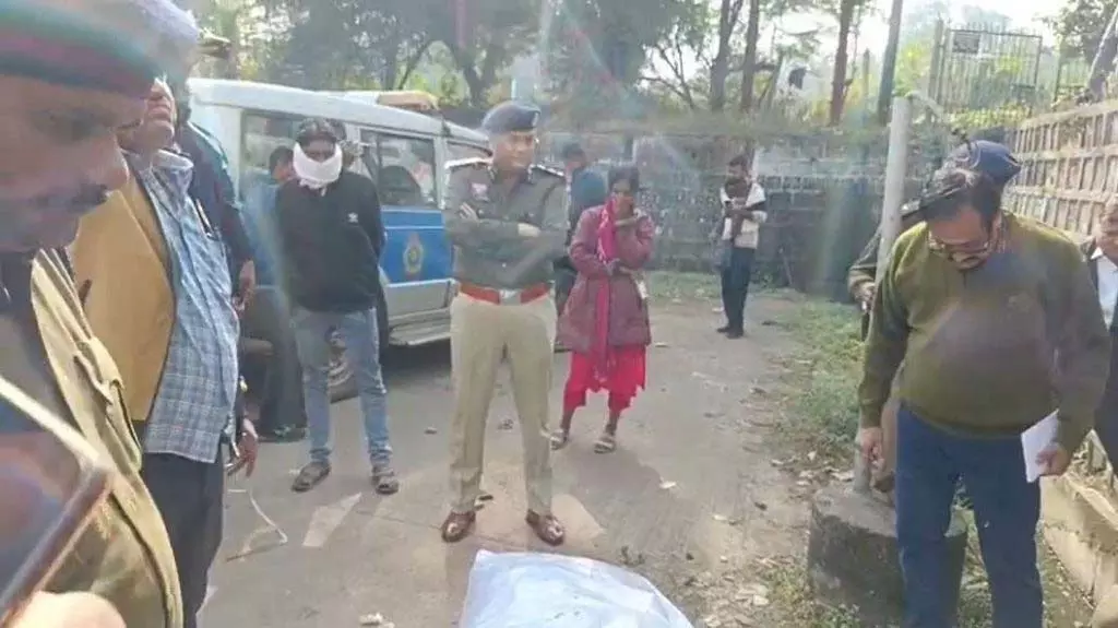 बोरे में मिली महिला की लाश, लोगों की नजर पड़ी तो इलाके में मच गया हड़कंप...अब बोरे में मिली महिला की लाश, लोगों की नजर पड़ी तो इलाके में मच गया हड़कंप...अब