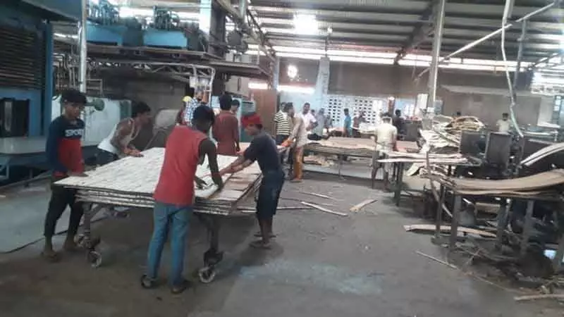 Yamunanagar में दो प्लाईवुड फैक्ट्रियों से सब्सिडी वाला यूरिया के 72 बैग जब्त किए गए। Yamunanagar में दो प्लाईवुड फैक्ट्रियों से सब्सिडी वाला यूरिया के 72 बैग जब्त किए गए।
