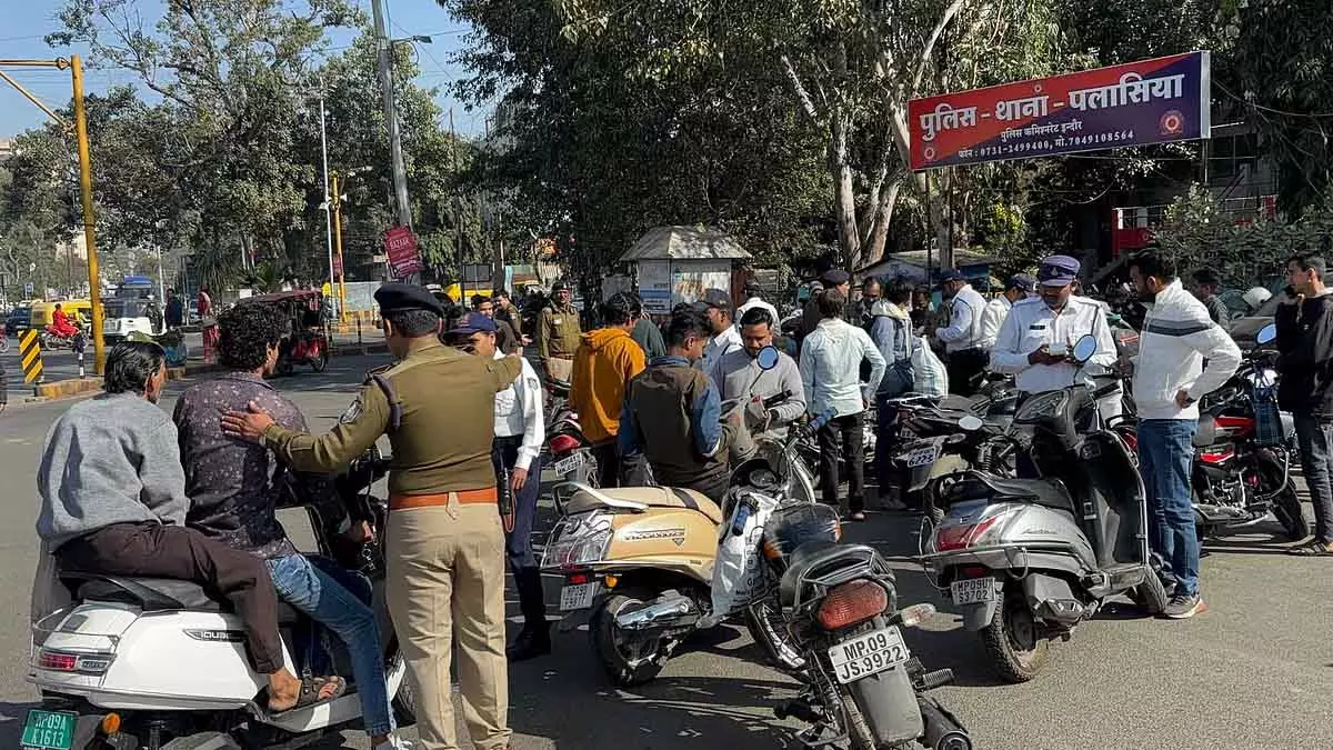 Indore : हेलमेट न पहनने पर ट्रैफिक पुलिस ने 591 बाइक सवारों के खिलाफ कार्रवाई की Indore : हेलमेट न पहनने पर ट्रैफिक पुलिस ने 591 बाइक सवारों के खिलाफ कार्रवाई की