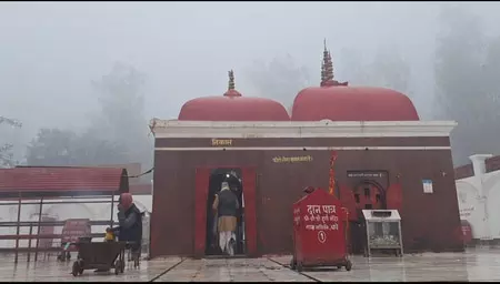 प्रसिद्ध मंदिर में चोरी, जांच में जुटी पुलिस प्रसिद्ध मंदिर में चोरी, जांच में जुटी पुलिस