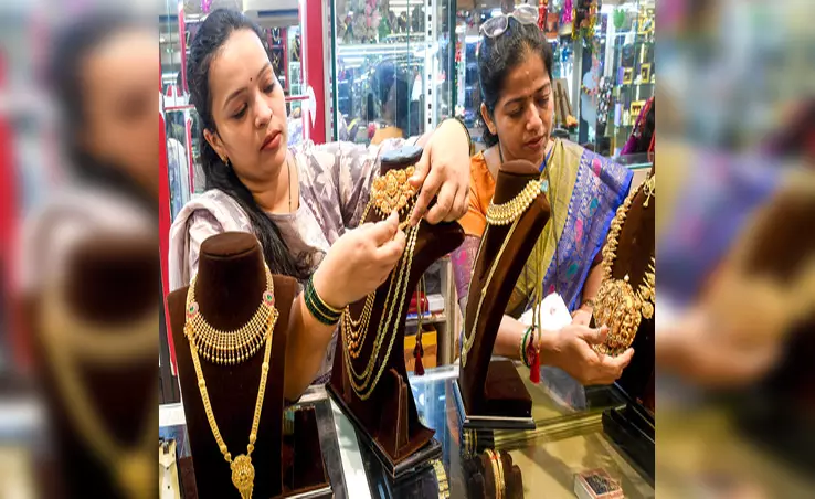 सोने और चांदी की कीमतों में गिरावट, जानें मार्केट में आज की कीमत सोने और चांदी की कीमतों में गिरावट, जानें मार्केट में आज की कीमत