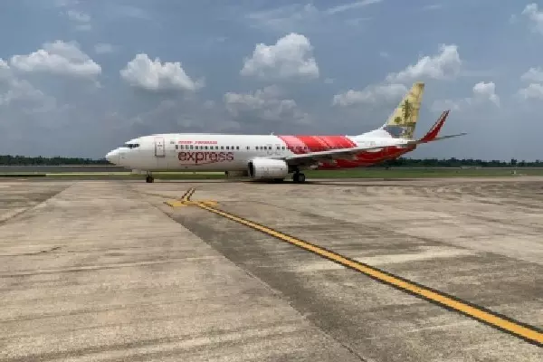 Kozhikode जाने वाली एयर इंडिया एक्सप्रेस की फ्लाइट ने कोच्चि में इमरजेंसी लैंडिंग की Kozhikode जाने वाली एयर इंडिया एक्सप्रेस की फ्लाइट ने कोच्चि में इमरजेंसी लैंडिंग की