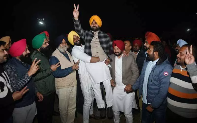 पंजाब में AAP ने ग्रामीण निकाय चुनावों में शानदार जीत हासिल की, नेताओं के गढ़ में पिछड़ गई पंजाब में AAP ने ग्रामीण निकाय चुनावों में शानदार जीत हासिल की, नेताओं के गढ़ में पिछड़ गई