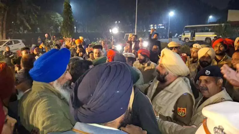 Jalandhar: एक वोट से उम्मीदवार के हारने के बाद अकाली दल ने धरना दिया Jalandhar: एक वोट से उम्मीदवार के हारने के बाद अकाली दल ने धरना दिया