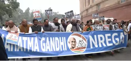 मनरेगा का नाम बदलने के विरोध में विपक्ष ने संसद भवन में निकाला मार्च, पूछा-क्या है परेशानी मनरेगा का नाम बदलने के विरोध में विपक्ष ने संसद भवन में निकाला मार्च, पूछा-क्या है परेशानी