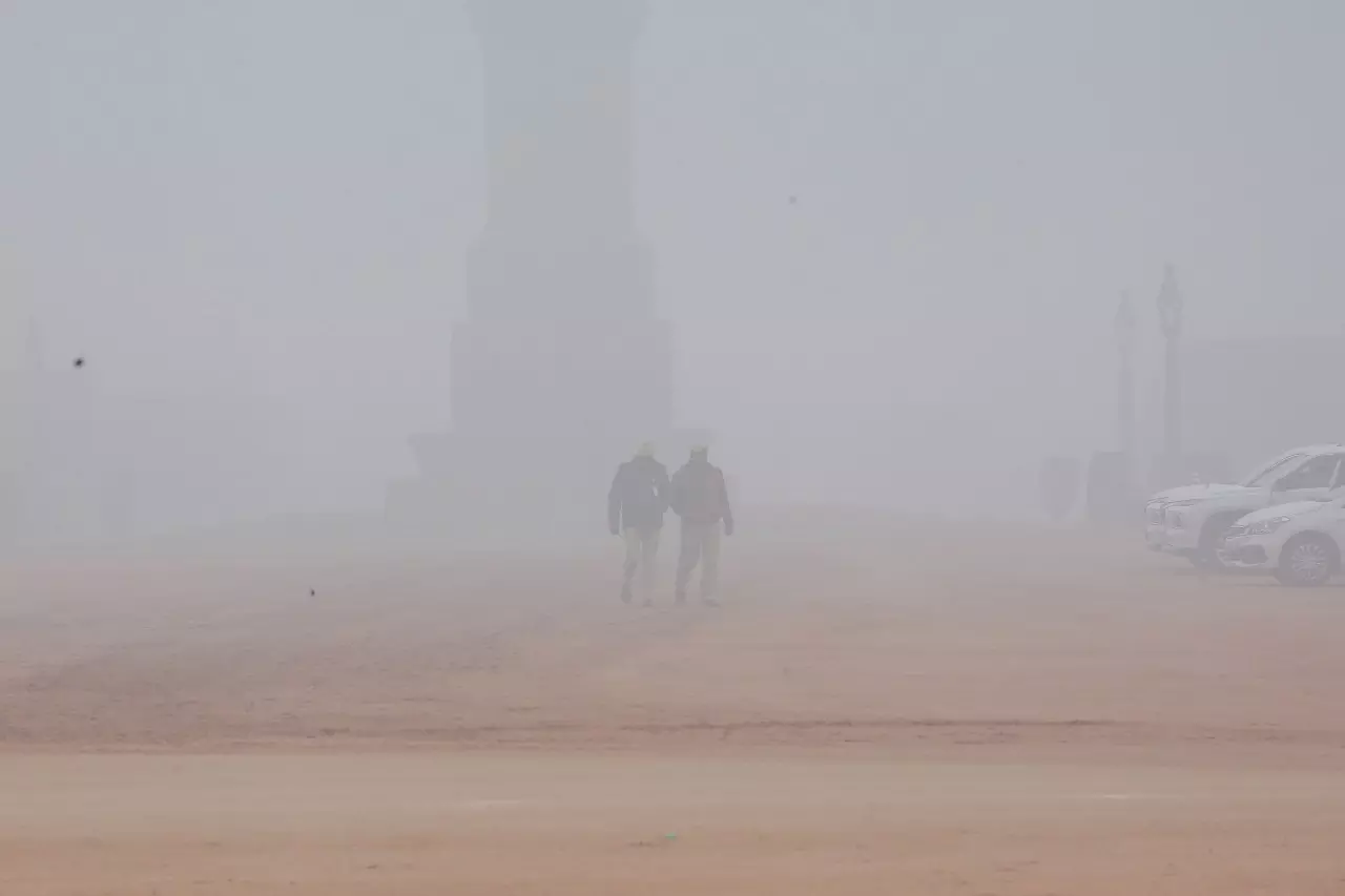 Delhi-NCR में घने स्मॉग के साथ सुबह हुई, AQI फिर से गंभीर ज़ोन में चला Delhi-NCR में घने स्मॉग के साथ सुबह हुई, AQI फिर से गंभीर ज़ोन में चला