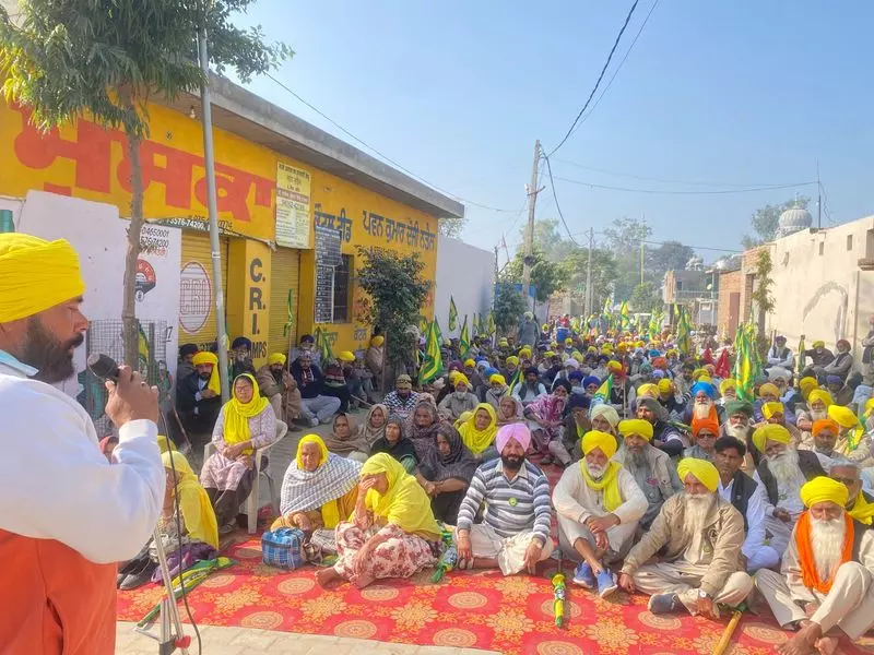 Fatehabad में किसानों ने कोर्ट के आदेश पर ज़मीन की नीलामी का विरोध किया Fatehabad में किसानों ने कोर्ट के आदेश पर ज़मीन की नीलामी का विरोध किया