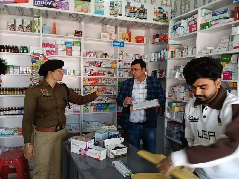 Haryana : अवैध दवा बिक्री पर रोक लगाने के लिए अधिकारी मेडिकल स्टोर का निरीक्षण करते Haryana : अवैध दवा बिक्री पर रोक लगाने के लिए अधिकारी मेडिकल स्टोर का निरीक्षण करते