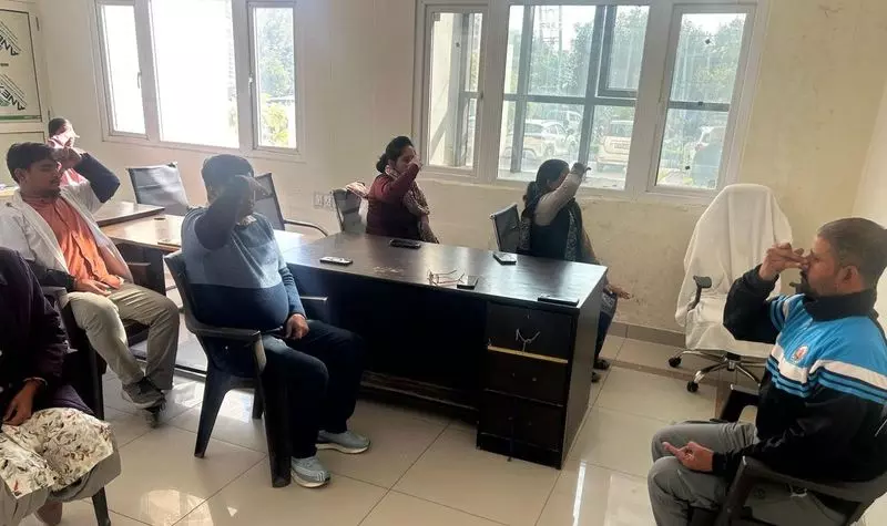 Haryana : रेवाड़ी के अधिकारियों ने बिना तनाव के काम करने के लिए 5 मिनट का योग ब्रेक अपनाया Haryana : रेवाड़ी के अधिकारियों ने बिना तनाव के काम करने के लिए 5 मिनट का योग ब्रेक अपनाया