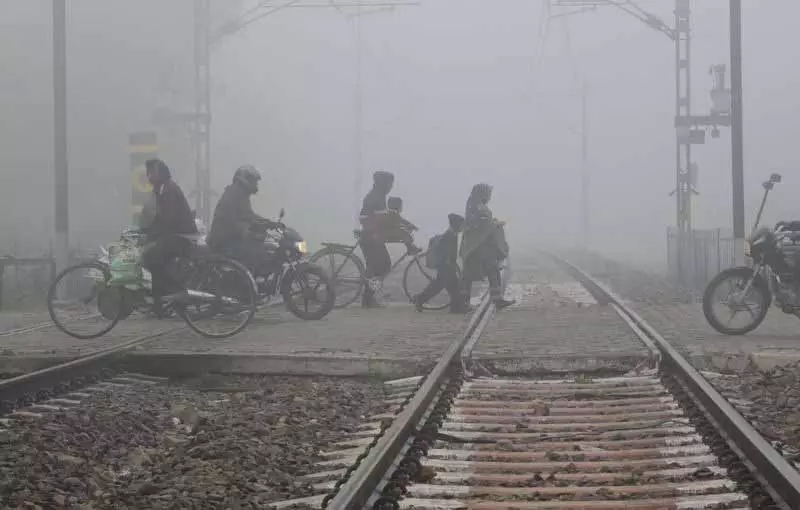 Jalandhar में मौसम की पहली धुंध, विजिबिलिटी घटकर सिर्फ 15 मीटर रह गई Jalandhar में मौसम की पहली धुंध, विजिबिलिटी घटकर सिर्फ 15 मीटर रह गई