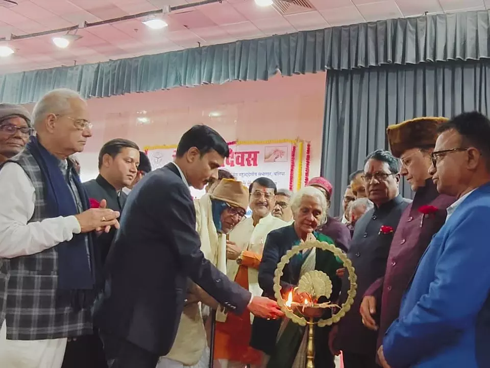 Baliya: बलिया डीएम के सामने रखी गई पेंशनरों की मांगें Baliya: बलिया डीएम के सामने रखी गई पेंशनरों की मांगें