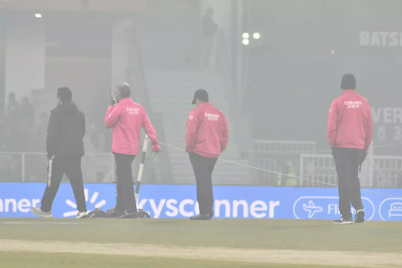 कोहरे की भेंट चढ़ा चौथा T20I, समय को लेकर फैंस ने उठाए सवाल कोहरे की भेंट चढ़ा चौथा T20I, समय को लेकर फैंस ने उठाए सवाल