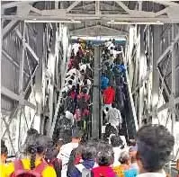Tambaram के यात्री ब्लेमगेम में फंसे, एस्केलेटर बने कामचलाऊ सीढ़ियां Tambaram के यात्री ब्लेमगेम में फंसे, एस्केलेटर बने कामचलाऊ सीढ़ियां
