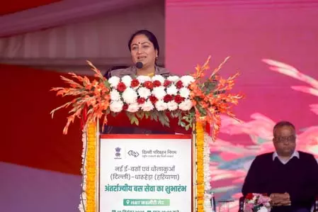 दिल्ली में सीएम रेखा गुप्ता ने 100 ई-बसों को दिखाई हरी झंडी, इंटरस्टेट ई-बस सेवा भी शुरू दिल्ली में सीएम रेखा गुप्ता ने 100 ई-बसों को दिखाई हरी झंडी, इंटरस्टेट ई-बस सेवा भी शुरू