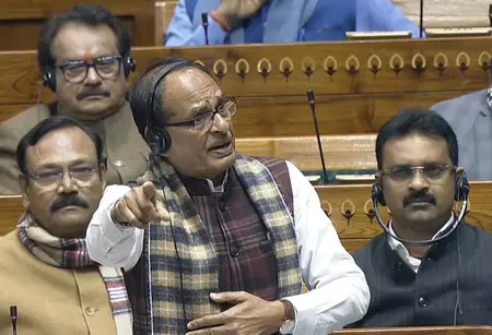 लोकसभा में विपक्षी सांसदों ने जी राम जी बिल की कॉपी फाड़ी, VIDEO लोकसभा में विपक्षी सांसदों ने जी राम जी बिल की कॉपी फाड़ी, VIDEO