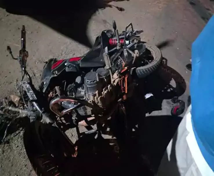 आयरन लदे ट्रक की भीषण टक्कर, बाइक सवार युवक की मौके पर मौत आयरन लदे ट्रक की भीषण टक्कर, बाइक सवार युवक की मौके पर मौत