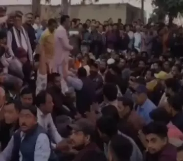 Dungarpur में नाबालिग की आत्महत्या के बाद हंगामा, रातभर चला विरोध प्रदर्शन Dungarpur में नाबालिग की आत्महत्या के बाद हंगामा, रातभर चला विरोध प्रदर्शन