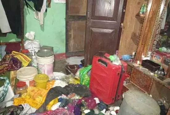 Nuagaon बंदूक की नोक पर 17 लाख रुपये से ज़्यादा की नकदी और गहने लूटे गए। Nuagaon बंदूक की नोक पर 17 लाख रुपये से ज़्यादा की नकदी और गहने लूटे गए।