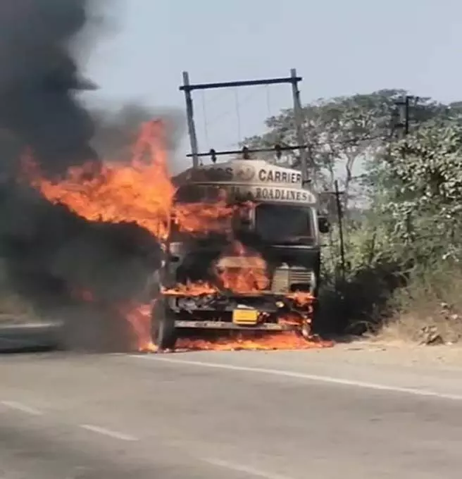बिलासपुर हाईवे पर चलती ट्रक में भीषण आग, ब्लास्ट के बाद धू-धू कर जला वाहन बिलासपुर हाईवे पर चलती ट्रक में भीषण आग, ब्लास्ट के बाद धू-धू कर जला वाहन