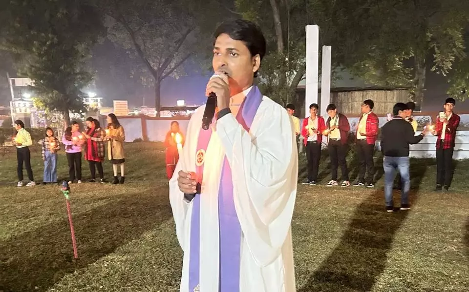 Farrukhabad: गिरजाघरों में उत्सव और कैंडिल सर्विस का आनंद Farrukhabad: गिरजाघरों में उत्सव और कैंडिल सर्विस का आनंद