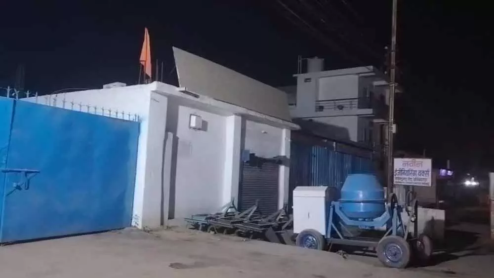Ambikapur: नवीन इंजीनियरिंग वर्क्स में छापा, दस्तावेज बरामद Ambikapur: नवीन इंजीनियरिंग वर्क्स में छापा, दस्तावेज बरामद