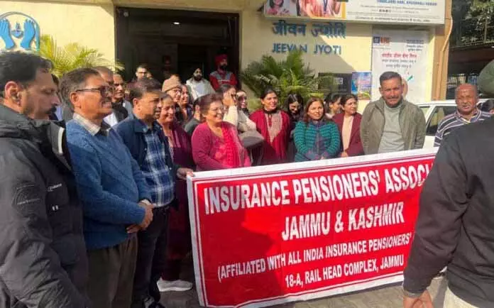 JAMMU: बीमा पेंशनभोगियों ने अखिल भारतीय पेंशनर्स दिवस मनाया JAMMU: बीमा पेंशनभोगियों ने अखिल भारतीय पेंशनर्स दिवस मनाया