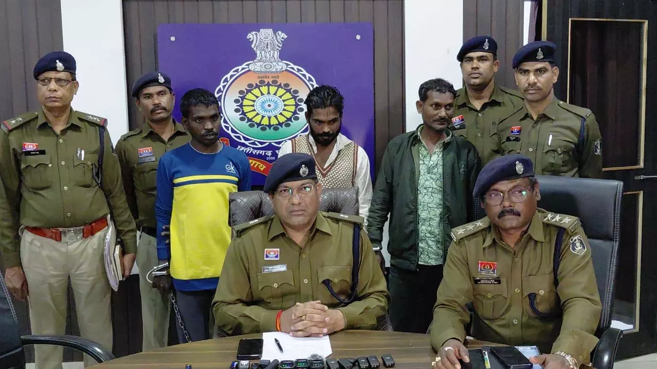 CG: बोरे में बंद महिला की हत्या का पर्दाफाश, तीन आरोपी गिरफ्तार CG: बोरे में बंद महिला की हत्या का पर्दाफाश, तीन आरोपी गिरफ्तार