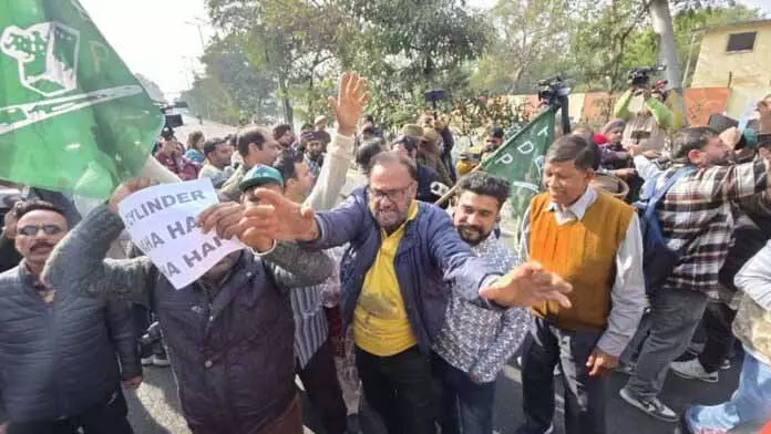 PDP ने विरोध प्रदर्शन किया, एनसी के अधूरे वादों को लेकर नेशनल हाईवे जाम किया PDP ने विरोध प्रदर्शन किया, एनसी के अधूरे वादों को लेकर नेशनल हाईवे जाम किया
