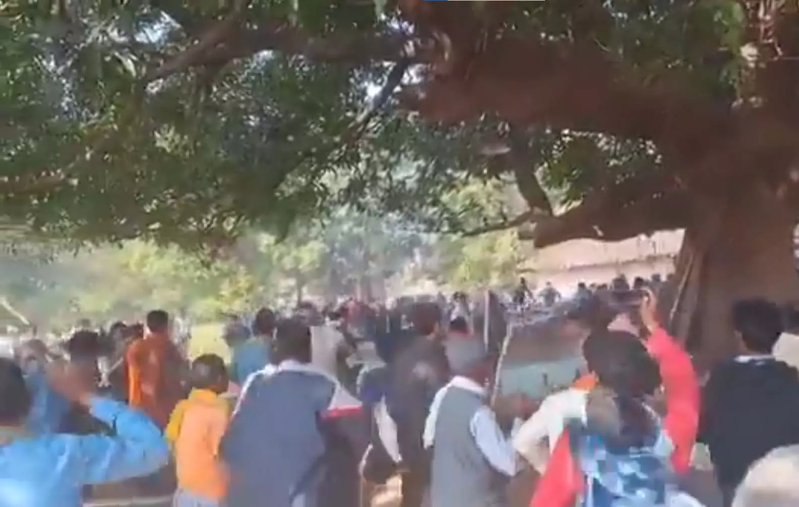 आमाबेड़ा में धर्मांतरित व्यक्ति के शव दफनाने को लेकर बवाल, पुलिसकर्मी समेत कई घायल आमाबेड़ा में धर्मांतरित व्यक्ति के शव दफनाने को लेकर बवाल, पुलिसकर्मी समेत कई घायल