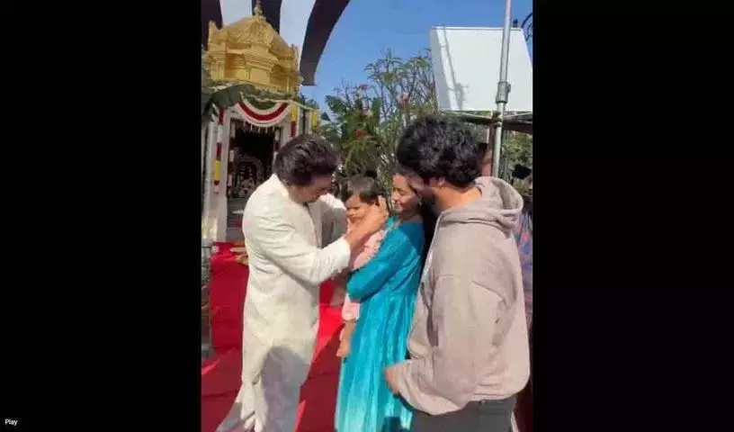 Suriya ने को-एक्टर के बच्चे को सोने की चेन गिफ्ट की, वीडियो वायरल हो गया Suriya ने को-एक्टर के बच्चे को सोने की चेन गिफ्ट की, वीडियो वायरल हो गया