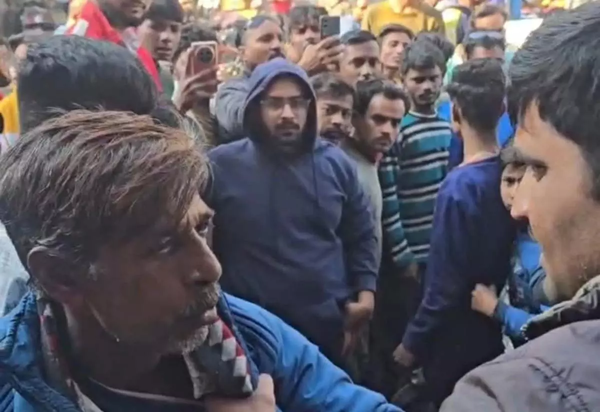 गुंडे ने सरेआम पुलिसकर्मी को धमकाया, वीडियो सामने आने के बाद खलबली गुंडे ने सरेआम पुलिसकर्मी को धमकाया, वीडियो सामने आने के बाद खलबली