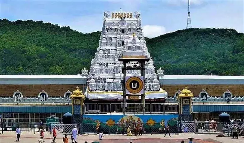 तिरुपति में AIADMK के पोस्टर लगाए गए; TTD कार्रवाई करेगा तिरुपति में AIADMK के पोस्टर लगाए गए; TTD कार्रवाई करेगा