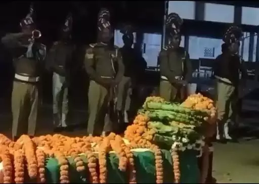 CISF जवान चोवा राम ध्रुव का निधन, राजकीय सम्मान के साथ हुआ अंतिम संस्कार CISF जवान चोवा राम ध्रुव का निधन, राजकीय सम्मान के साथ हुआ अंतिम संस्कार