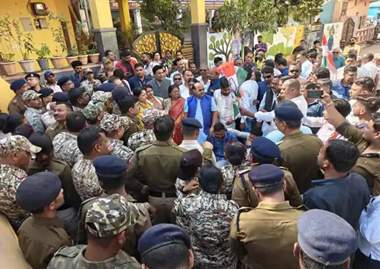 नेशनल हेराल्ड मामले में धमतरी में कांग्रेस का प्रदर्शन, भाजपा कार्यालय घेराव के दौरान झड़प नेशनल हेराल्ड मामले में धमतरी में कांग्रेस का प्रदर्शन, भाजपा कार्यालय घेराव के दौरान झड़प