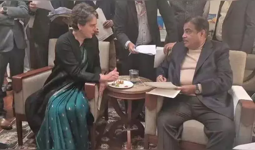 Nitin Gadkari ने संसद में प्रियंका गांधी को खास डिश परोसी Nitin Gadkari ने संसद में प्रियंका गांधी को खास डिश परोसी
