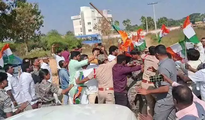 Warangal में विरोध प्रदर्शन के दौरान कांग्रेस और बीजेपी कार्यकर्ताओं के बीच झड़प हुई Warangal में विरोध प्रदर्शन के दौरान कांग्रेस और बीजेपी कार्यकर्ताओं के बीच झड़प हुई