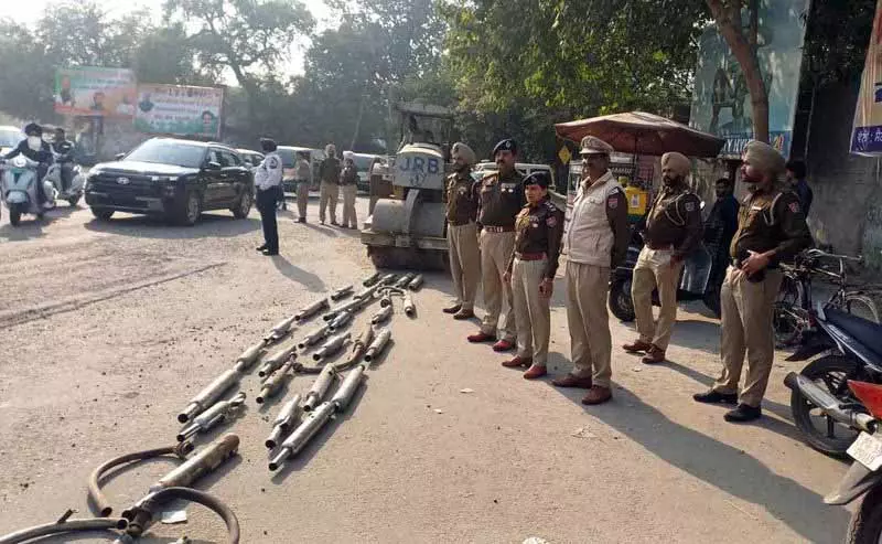 Amritsar: पुलिस ने मॉडिफाइड साइलेंसर से छुटकारा पाने के लिए रोड रोलर का इस्तेमाल किया Amritsar: पुलिस ने मॉडिफाइड साइलेंसर से छुटकारा पाने के लिए रोड रोलर का इस्तेमाल किया