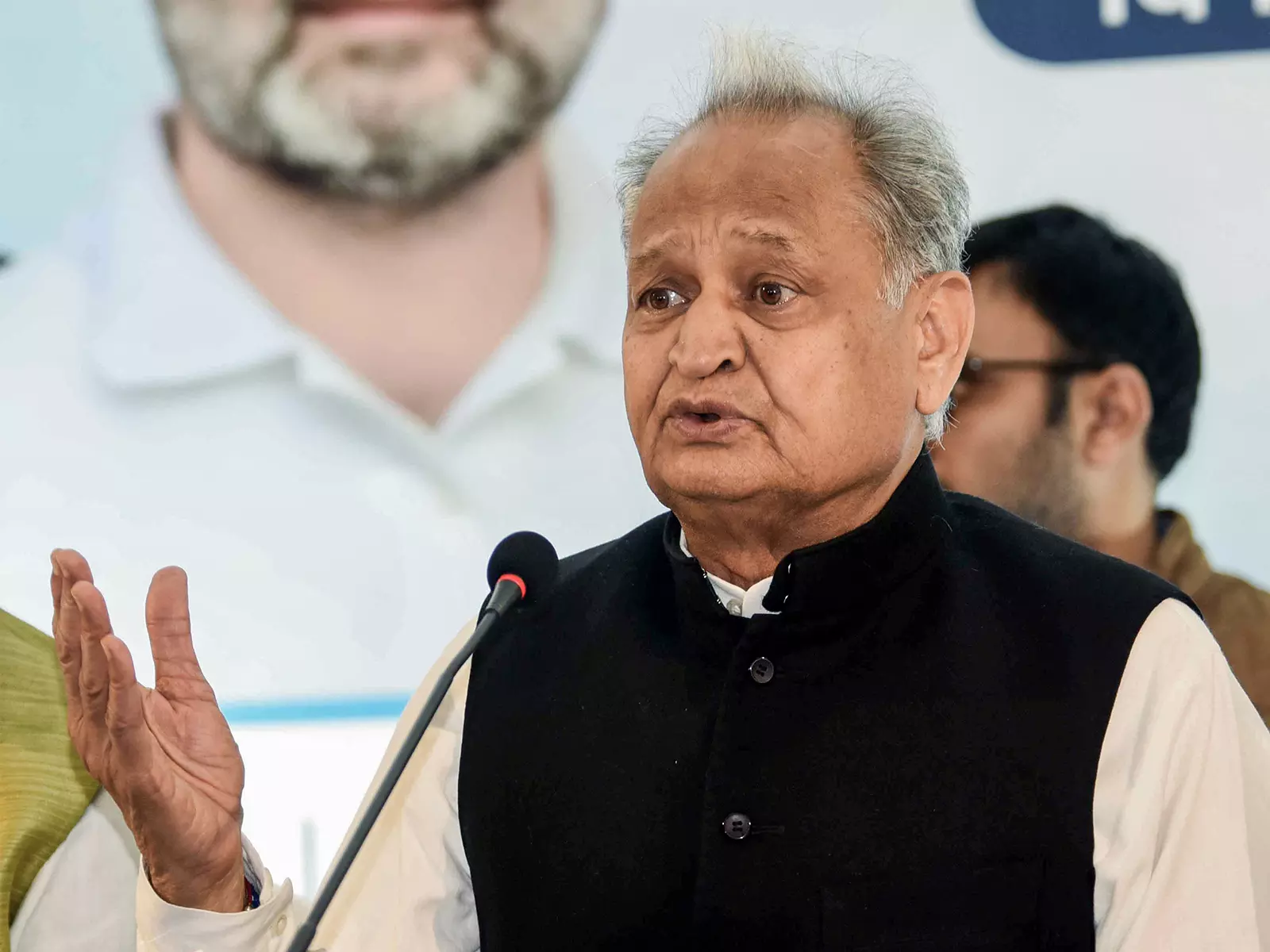 अरावली पर Gehlot ने केंद्र से पुनर्विचार की मांग की अरावली पर Gehlot ने केंद्र से पुनर्विचार की मांग की