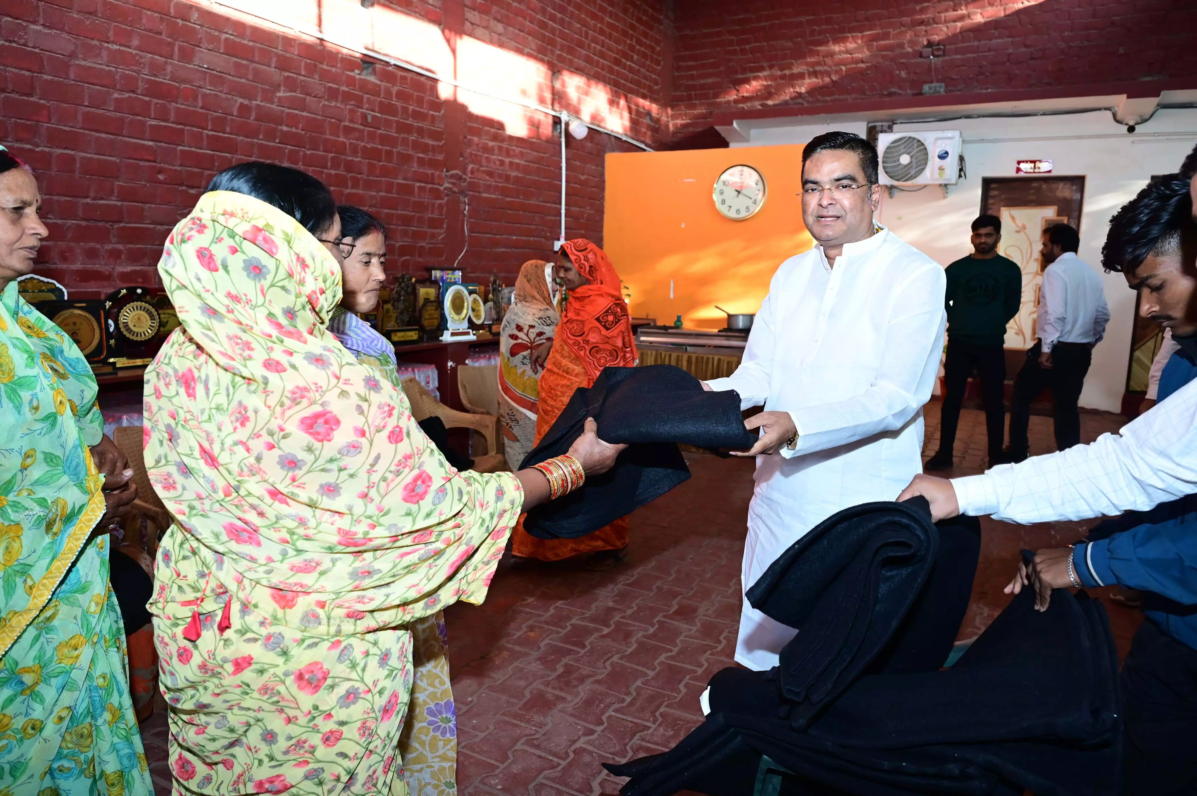 विधायक रिकेश सेन ने कार्यालय में कंबल बैंक का किया शुभारंभ विधायक रिकेश सेन ने कार्यालय में कंबल बैंक का किया शुभारंभ