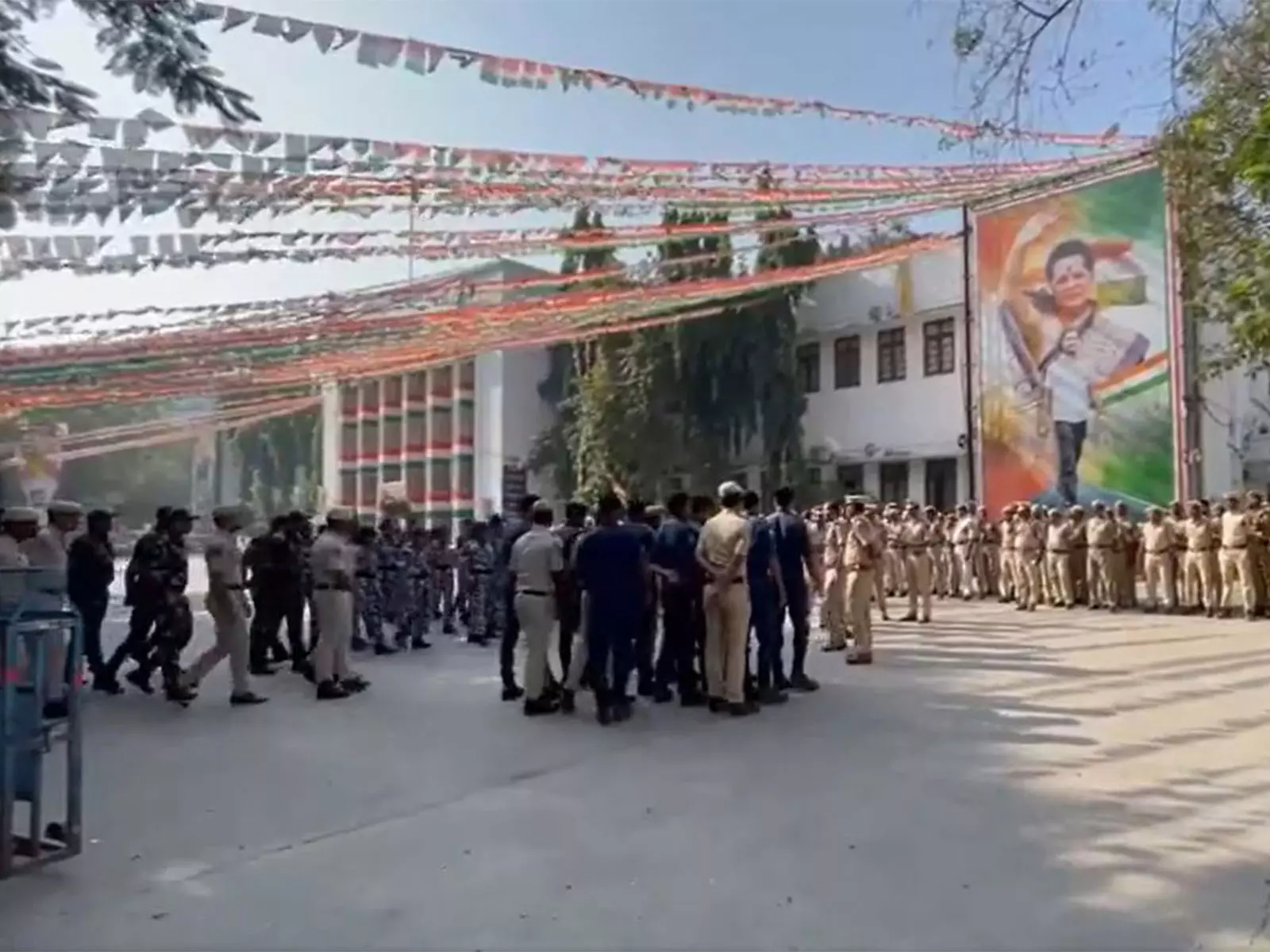 नेशनल हेराल्ड विरोध से पहले Hyderabad में सुरक्षा बढ़ाई गई नेशनल हेराल्ड विरोध से पहले Hyderabad में सुरक्षा बढ़ाई गई