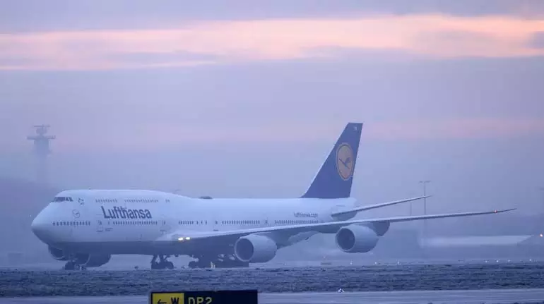 Lufthansa को अमेरिकी वायु सेना को 747 विमान बेचकर 400 मिलियन डॉलर का बड़ा फायदा हुआ Lufthansa को अमेरिकी वायु सेना को 747 विमान बेचकर 400 मिलियन डॉलर का बड़ा फायदा हुआ