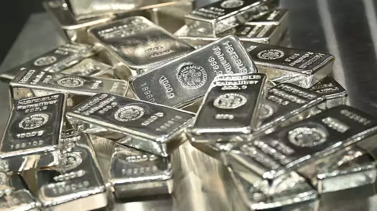 Silver फिर से 2 लाख रुपये के निशान पर पहुंची, 2,07,600 रुपये प्रति किलोग्राम के लाइफटाइम हाई पर पहुंची Silver फिर से 2 लाख रुपये के निशान पर पहुंची, 2,07,600 रुपये प्रति किलोग्राम के लाइफटाइम हाई पर पहुंची