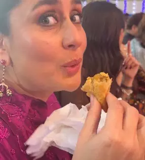 बच्चों के एनुअल फंक्शन में Kareena कपूर बनीं ‘समोसे की दीवानी’ बच्चों के एनुअल फंक्शन में Kareena कपूर बनीं ‘समोसे की दीवानी’