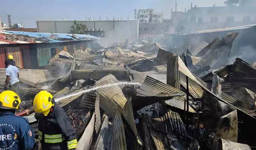 मज़दूरों के शेड में आग लगी, कुकिंग गैस Cylinder फटे मज़दूरों के शेड में आग लगी, कुकिंग गैस Cylinder फटे