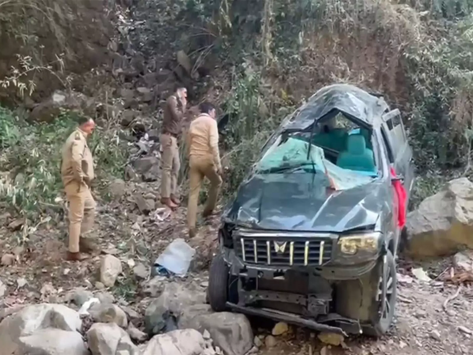 नैनीताल में 50 फुट गहरे गड्ढे में कार गिरने के बाद SDRF टीमों ने घायलों को बचाया नैनीताल में 50 फुट गहरे गड्ढे में कार गिरने के बाद SDRF टीमों ने घायलों को बचाया