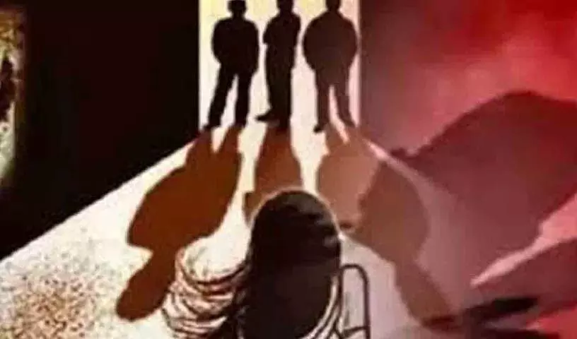 Bengaluru में 19 साल की लड़की का रेप और ब्लैकमेल करने के आरोप में तीन लोग गिरफ्तार Bengaluru में 19 साल की लड़की का रेप और ब्लैकमेल करने के आरोप में तीन लोग गिरफ्तार