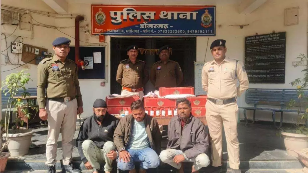 अवैध शराब माफिया का भंडाफोड़, 62.64 लीटर नकली शराब, तीन आरोपी गिरफ्तार अवैध शराब माफिया का भंडाफोड़, 62.64 लीटर नकली शराब, तीन आरोपी गिरफ्तार