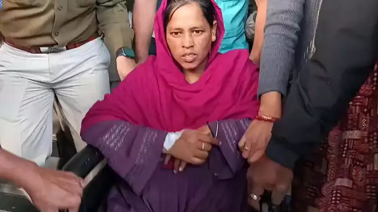 Abhishek ने सोनाली बीबी के इलाज के लिए पूरे समर्थन का आश्वासन दिया Abhishek ने सोनाली बीबी के इलाज के लिए पूरे समर्थन का आश्वासन दिया